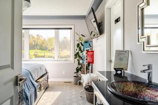 The Shabby Chic Home nestled on the Grimsby Escarpment - Grimsby - 9