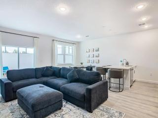 Spacious 3BR plus Den with Hot Tub, Near Disney - Davenport - 4