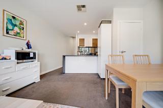 Tranquil Apartment in Green, Well Connected Suburb - Lyons - 1
