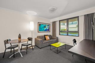 Contemporary 1-Bed First Floor Unit with Pool - Sydney - 4
