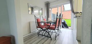 3 bedroom guest House in Brierley hill Contractors & Families Welcome DY5 - 9