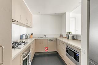 2-Bed Harbourside Home with Views in Fab Location - Sydney - 4