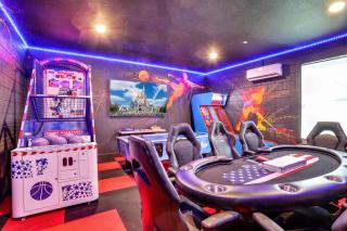 Unforgettable Gatherings: Lake View Luxury Home - 8