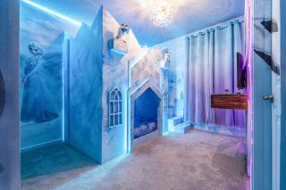 8BR Paradise: Luxury Condo for Family Friends - 8