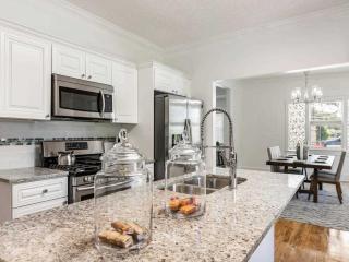 Spacious Home Near Zoo Atlanta l Sleeps 12 Includ - Atlanta - 0