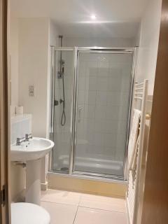 Lovely 2 bedroom river view apartment - 6