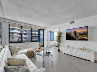 Cozy Beachfront Condo w Beach Service 1410 - Miami Beach - 0