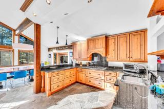 Northstar Retreat with Hot Tub & FREE Shuttle Access - Truckee - 9