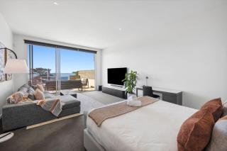 Luxury Meets Oceanfront Bliss on The Esplanade - Torquay - 1