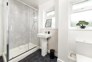 Long Stays-Sleeps 9-Parking-By FabAccommodation - 3