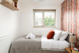 Long Stays-Sleeps 9-Parking-By FabAccommodation - Bristol - 1