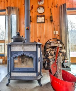 4 Bedroom Log Cabin with Stream and Great Location - 7