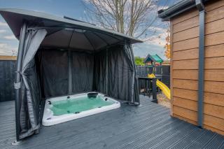 York Family Luxury Cabin with hot tub - York - 6