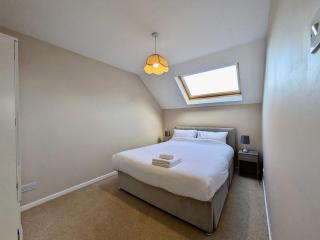 Chic House With Parking and Garden - Didcot - 9
