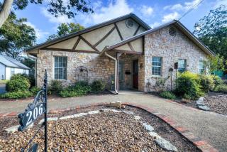 Peach Street Retreat - Fire Pit and Close to Main St - Fredericksburg - 2