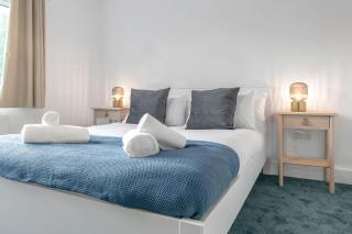 4 King Beds & Private Backyard - - 9