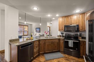 Scenic Escape with Premium Amenities Close to Trails Dining and Slopes - 4