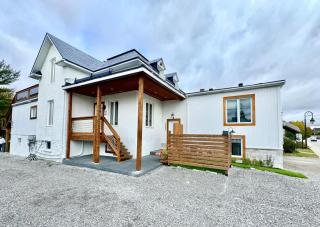 L'Escapade Champlain - 2 Min Falls - Free Parking - 1