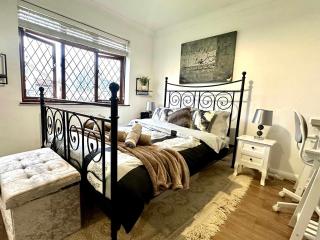 3-Bed Bungalow near Elizabeth Line, Parking - 9