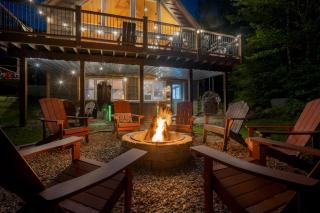 Expansive Chalet, Hottub, Mtn Views, 3-mins Sunday River, Sleeps 16 - Newry - 4