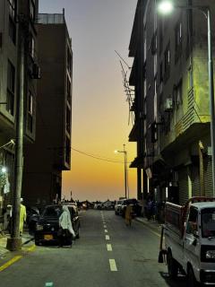 COZY 1 BR APARTMENT WITH SPAClOUS LOUNGE - Karachi - 2