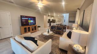 Spacious 6BR/5BA w/Private Pool in Solterra Resort - Davenport - 1