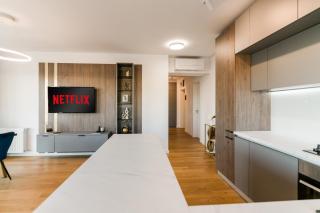 Mido View Apartment with Parking and Self Check-in - Bucharest - 1