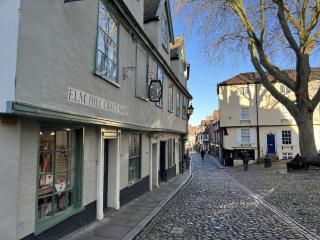 Cozy City Escape in Norwich - 8