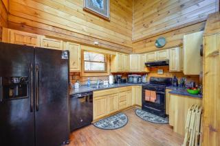 Cabin on 22 Acres with Patio - 3 Mi to Blowing Rock! - Lenoir - 4