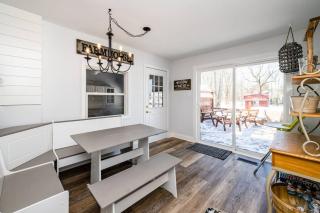 Elm St Retreat - 3 Min walk to Downtown Three Oaks - Three Oaks - 1