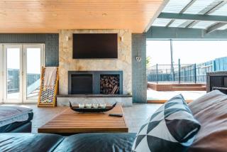Blue Pearl Retreat Sunset Views opp Beach with Pool and Spa - Mornington - 3