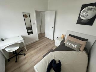 Free Parking - 4 Bedroom House - Kenton - 9
