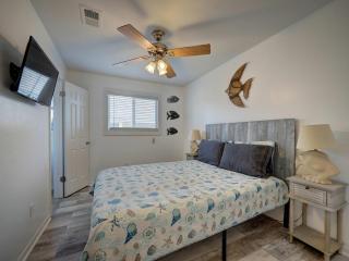 Canal Views & Pool Minutes to Beach Fishing Pier - Padre Island - 7