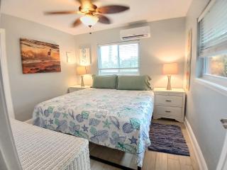 Sand Dollar Updated Kitchen Washer Dryer On River 1 Mile to Beach Sleeps 4 - Bonita Springs - 3