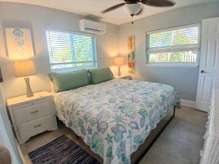 Sand Dollar Updated Kitchen Washer Dryer On River 1 Mile to Beach Sleeps 4 - Bonita Springs - 5