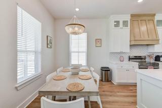 New Sunny Villa-1 Block From Beach - 3