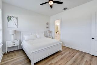 New Sunny Villa-1 Block From Beach - Galveston - 2