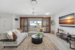 3-Bed Haven with Balcony and BBQ, 5-Min to Beach - Coolum Beach - 0