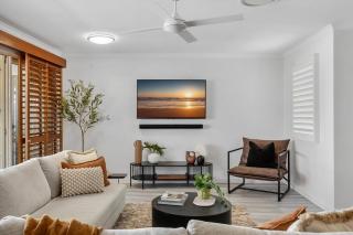 3-Bed Haven with Balcony and BBQ, 5-Min to Beach - Coolum Beach - 5