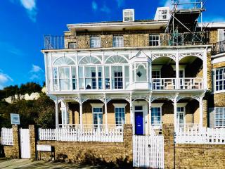 Flat 3 Marine Parade House, 1 East Cliff - Next to Dover Port, White Cliffs, Beach, Castle - 7