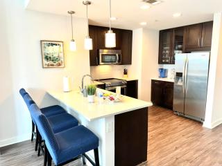 Skyline Retreat Penthouse, Top Floor, Year round Pool, City View! - Atlanta - 2