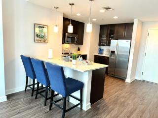 Skyline Retreat Penthouse, Top Floor, Year round Pool, City View! - Atlanta - 1
