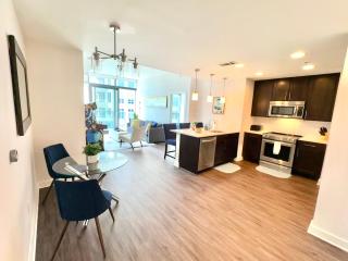 Skyline Retreat Penthouse, Top Floor, Year round Pool, City View! - Atlanta - 7