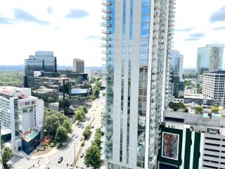 Skyline Retreat Penthouse, Top Floor, Year round Pool, City View! - Atlanta - 8