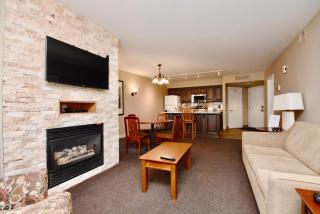 Relaxing 2BR Retreat at Carriage Hills - Edgar - 0