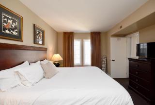 Jacuzzi Suite with King bed, full kitchen - Shanty Bay - 7