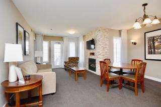 Jacuzzi Suite with King bed, full kitchen - Shanty Bay - 3