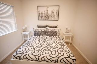 2 private masters, new beds & furniture, sleeps 12 - San Diego - 9