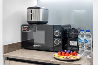 Chic Studio with Balcony & Skyline View l Pool & Gym - 2