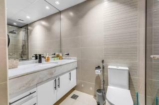 Waves - Charming Studio with Lake Views Close to Metro - Dubaï - 4